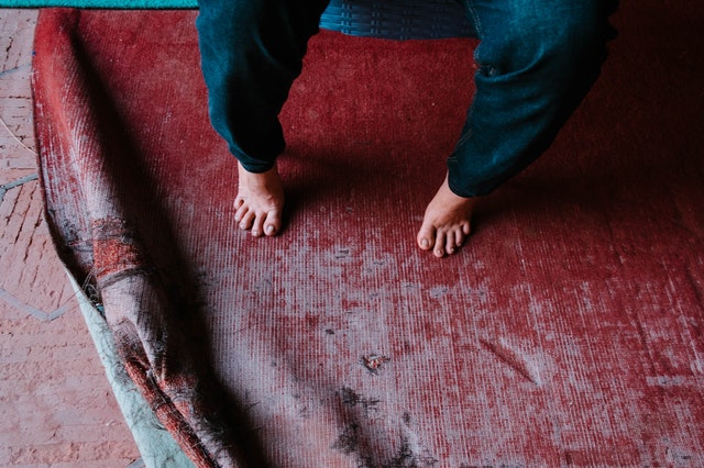 Descalço em um chão vermelho