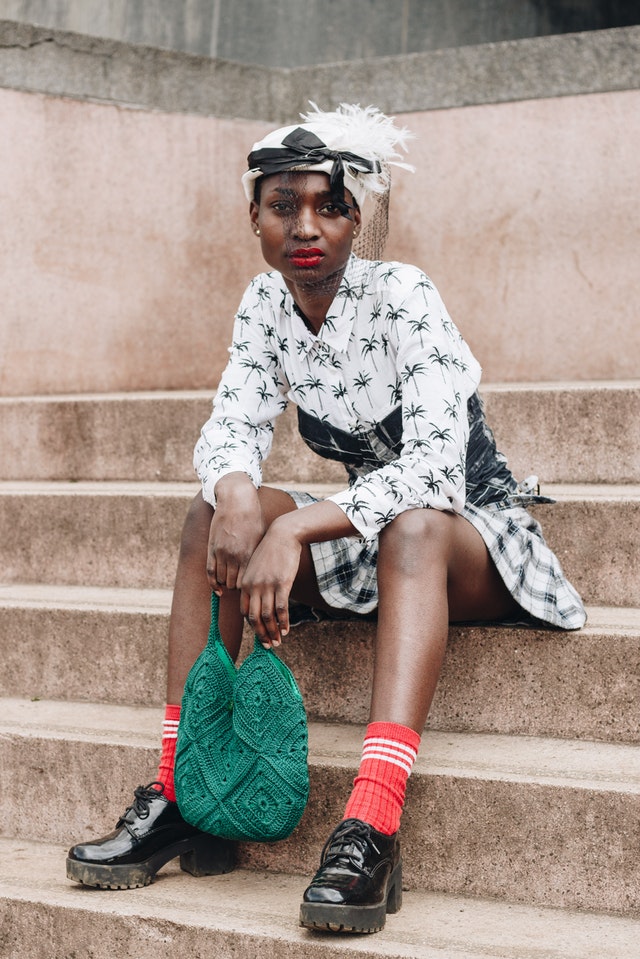 Uma mulher sentada em uma escada